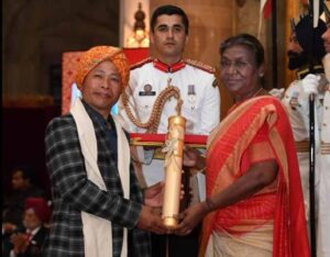 Risingbor Kurkalang recieving Padma Sri Award from the President, Draupadi Murmu